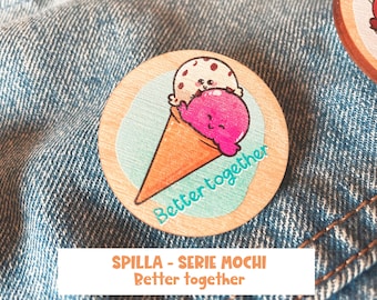 Better Together – Een zoete houten chibi broche om je favoriete spijkerjasje te versieren!