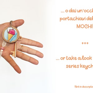 Op de afbeelding: Een houten sleutelhanger met een handgeschilderd ijshoorntje-ontwerp. De sleutelhanger heeft de tekst "Better Together" en is bevestigd aan een gouden sleutel.