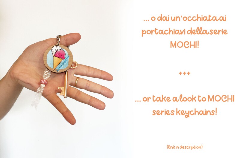 Op de afbeelding: Een houten sleutelhanger met een handgeschilderd ijshoorntje-ontwerp. De sleutelhanger heeft de tekst "Better Together" en is bevestigd aan een gouden sleutel.