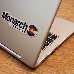 Monarch - Colorado - Adesivos de estação de esqui - com bandeira do Colorado