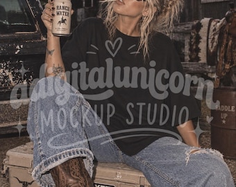 Schwarzes Gildan 5000 Western-Mockup | G5000 Cowgirl-Shirt-Mockup | Vintage Y2K Country-T-Shirt-Mockup | Rustikales Western-T-Shirt-Mockup