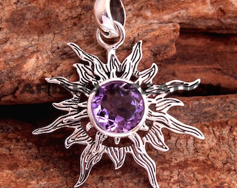 Puede incluir: Un colgante de plata con un diseño de sol y una gran piedra preciosa de amatista en el centro.