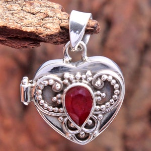 Handgjort sterlingsilverhänge med rubinfärgad giftbox, unisexsmycken