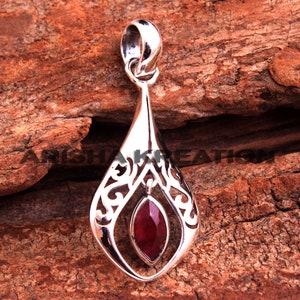 Colgante de rubí de Cachemira en plata de ley: joyería artesanal para mujer