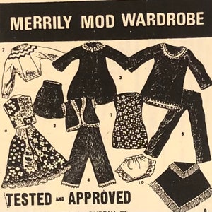 Może przedstawiać: Czarno-biała ilustracja vintage wzoru odzieży dla garderoby lalki. Wzór zawiera sweter, sukienkę, spódnicę, spodnie i pelerynę. W obrazie znajduje się tekst "Merrily Mod Wardrobe" i "Tested and Approved".