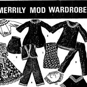 Può includere: Un'illustrazione in bianco e nero di un guardaroba con dieci capi di abbigliamento diversi, tra cui un maglione, un vestito, pantaloni, una gonna e un gilet. Il testo "MERRILY MOD WARDROBE" è in cima all'immagine.