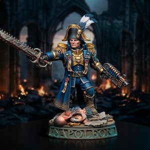 Puede incluir: Una figura en miniatura de un líder militar con abrigo azul y charreteras doradas, sosteniendo una espada sierra dentada y una pistola futurista. El personaje lleva un sombrero bicornio con plumas sobre una base con el texto NAPOLEON.