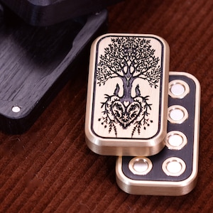 Serenity en laiton - Patère magnétique rectangulaire gravée Arbre de vie avec boîte cadeau en chêne des marais. Cadeau EDC.