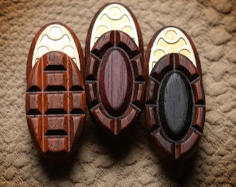 Ovale en relief - curseur magnétique Fidget en laiton et bois exotique