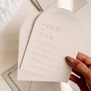 Moderner Bogen Hochzeitseinladungspaket • Minimalistische Hochzeitseinladung mit Umschlägen • Individuell gedruckte Einladung • Neutrales Hochzeitseinladungs-Set