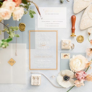 The Frame'd Collection with Custom Vellum Belly Band & RSVP Cards Envelopes // Clear Frost Acrylic Wedding Invitations with Black Gold imagem 2