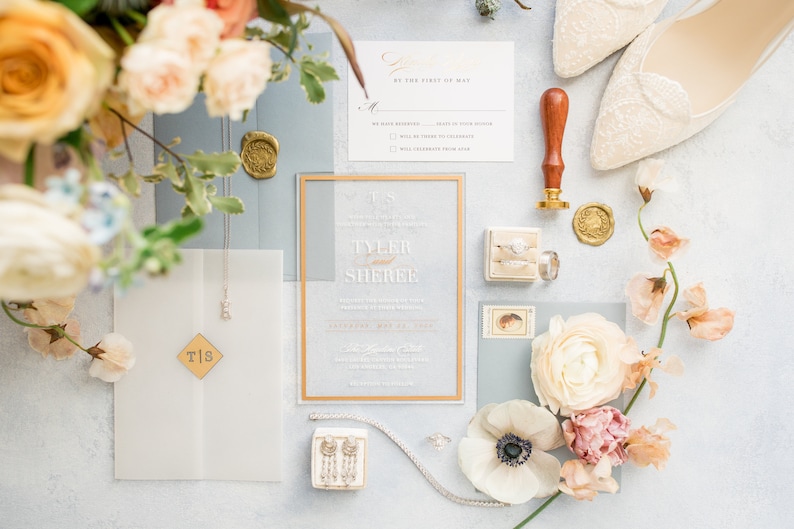 The Frame'd Collection with Custom Vellum Belly Band & RSVP Cards Envelopes // Clear Frost Acrylic Wedding Invitations with Black Gold imagem 2