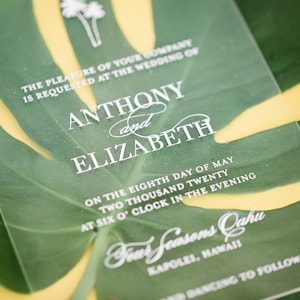 The Palm Collection / Invitaciones de boda en acrílico transparente / Invitaciones personalizables: ¡diseñadas e impresas para ti! / Los Angeles Design Studio