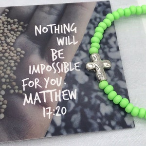 Set regalo con bracciale elasticizzato con perline a forma di croce in metallo martellato di ThisBeadCo. Perline di vetro 6/0 con sacchetto per gioielli e biglietto con le Scritture
