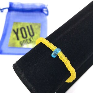 Coffret cadeau bracelet extensible en perles de rocaille jaune – Perles de rocaille en verre 6/0 avec verre craquelé bleu, carte « You Rock » et sac à bijoux bleu