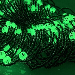 Pacote de pulseiras que brilham no escuro em massa com 100 pulseiras elásticas com letras luminosas B4