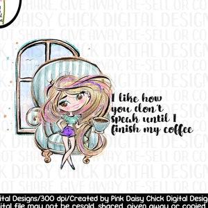 Może przedstawiać: Kreskówkowa ilustracja kobiety siedzącej na krześle z filiżanką kawy. Tekst "Lubię jak nie mówisz, dopóki nie skończę kawy" jest napisany fantazyjnym fontem.