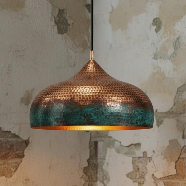 Handgefertigte Pendelleuchte aus gehämmertem Kupfer mit türkisfarbener Patina – Rustikale Boho-Deckenleuchte für Kücheninsel und Esszimmer