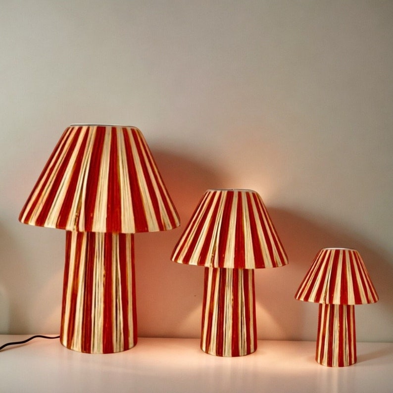 Lámpara de mesa artesanal de rafia, estilo marroquí.