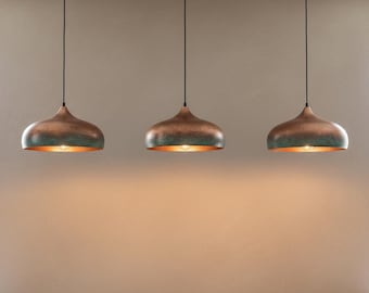 Set aus 3 handgefertigten Pendelleuchten aus grün patiniertem Kupfer: Rustikale Inselbeleuchtung