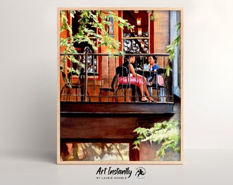 Puede incluir: Una pintura de acuarela de dos personas sentadas en un balcón, hablando y disfrutando de una bebida. El balcón está decorado con vegetación y tiene vistas a una calle de la ciudad. La pintura está enmarcada en un marco de madera.