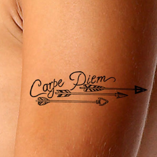 Carpe Diem, tatouage de brassard, tatouage pour femmes, saisir le jour, tatouage de flèche, conception de tatouage d’art instantanément