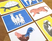 Set aus 6 umweltfreundlichen Postkarten mit Tierillustrationen - Motiv Affe Schildkröte Hahn Tiger Erdmännchen Elefant - Risodruck
