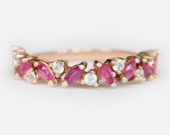 14k Złoty Rubinowy Marquise Pierścień Wieczności, Diamentowy Akcentujący Pasek Stacking, Delikatny Lipcowy Pierścień z Kamieniami Urodzinowymi, Czerwona Biżuteria Rocznicowa z Kamieniami Szlachetnymi