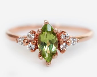 peridoot ring, augustus geboortesteen, marquise ring, marquise peridoot, verlovingsring, marquise gesneden peridoot, groene peridoot ring, cluster ringen