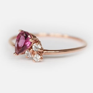 bague grenat rhodolite, bague rhodolite poire, bague fiançailles, bague délicate en or, bague en forme de poire, bague poire coupée, bague larme, rhodolite image 3