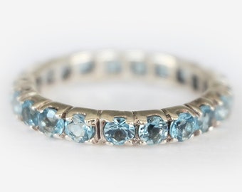 Anillo de eternidad con topacio azul en oro blanco de 14 quilates, piedra natal de diciembre, alianza apilable, joyería minimalista delicada, regalo de aniversario