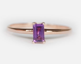 Ring i 14 karat roséguld med smaragdslipad ametist, smycken med födelsesten i februari, minimalistisk present till kvinnor
