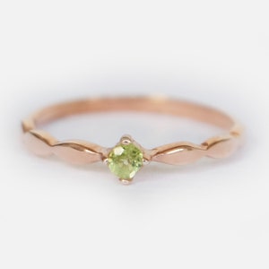 14K Rose Gold Peridot Solitaire Ring, Twisted Band August Birthstone Jewelry, Minimalist Promise Ring, Delicate Gemstone Gift for Women