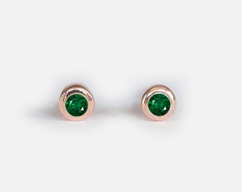 Smaragdörhängen, 14K roséguld, smycken med födelsesten i maj, minimalistiska örhängen med bezel, fina gröna ädelstenar för henne