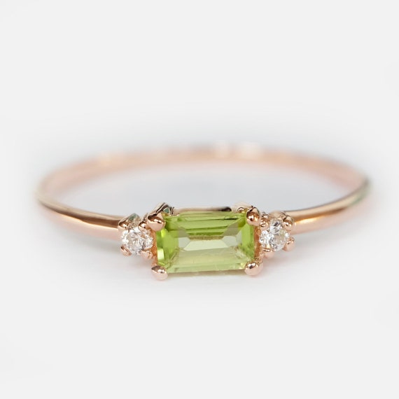 Anillo baguette de peridoto anillo baguette de peridoto de oro solido de 14k anillo art deco