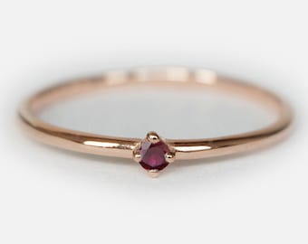 Minimalistische 14K roségouden robijnrode solitairering, sierlijke geboortesteensieraden juli, delicaat edelsteencadeau