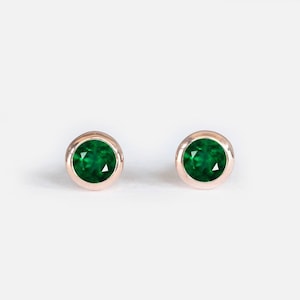 Smaragd Ohrstecker, 14k Rose Gold Ohrringe, kann Birthstone Schmuck, Minimal Bezel Set Bolzen, zierliche Gold Ohrringe, Smaragd Geschenk