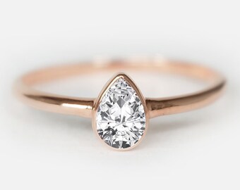 Anillo de compromiso solitario con zafiro blanco en forma de pera en oro rosa de 14 quilates, joya minimalista para bodas.