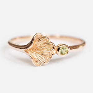 Bague en or 14 carats avec péridot et ginkgo, bijoux en forme de feuille inspirés de la nature, pierre de naissance du mois d'août, anneau de fiançailles botanique