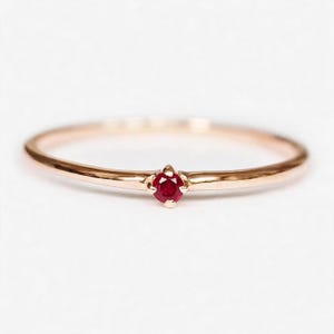 Minimalistischer 14K Rosegold Rubin Solitär Ring, Zierlicher Juli Geburtsstein Schmuck, Zartes Edelstein Geschenk