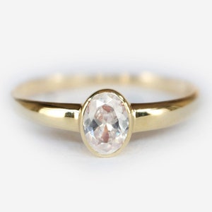 Ovale ring met witte saffier, 14k geelgouden ring, sierlijke saffierring, geboortesteen april, minimalistische verlovingsring voor haar