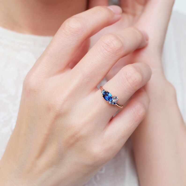 blauwe saffier verlovingsring, saffier cluster ring, 14k gouden trouwring, unieke verloving, blauwe saffier cluster ring, multi stenen ring afbeelding 6