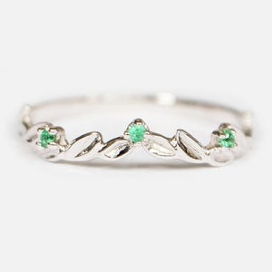 14K White Gold Leaf Ring, Emerald Leaf Band, Dainty Nature-Inspired Ring, Stacking Ring with Natural Emerald, May Birthstone Jewelry