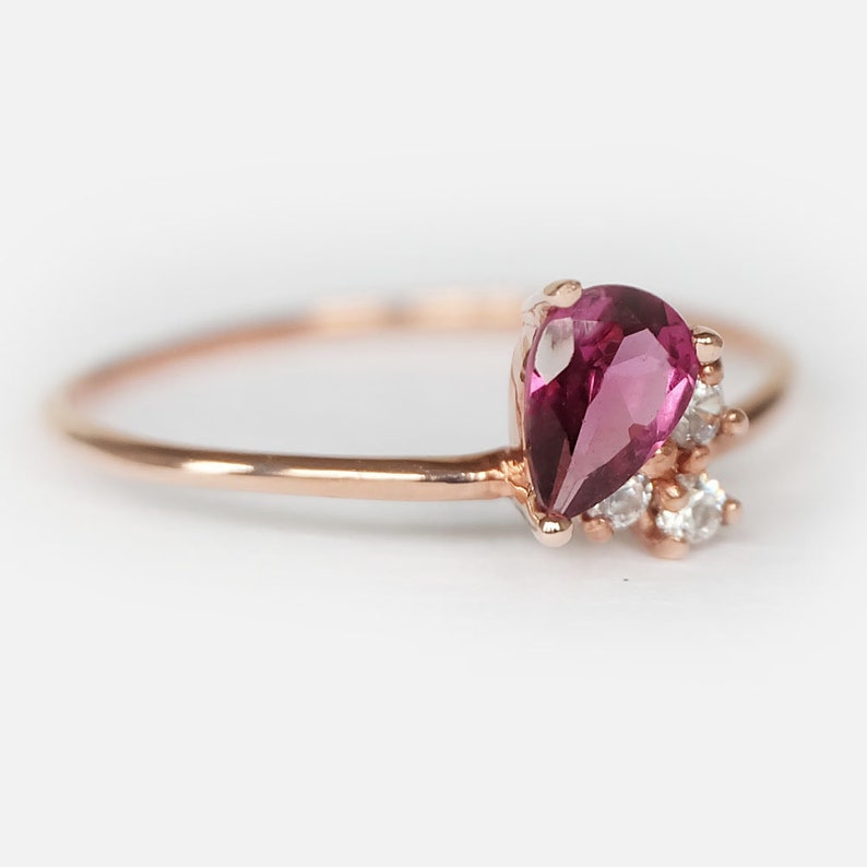 bague grenat rhodolite, bague rhodolite poire, bague fiançailles, bague délicate en or, bague en forme de poire, bague poire coupée, bague larme, rhodolite image 2