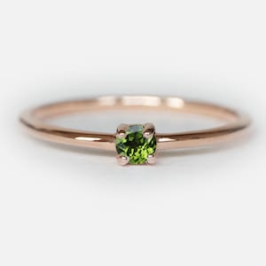 14K Rose Gold Peridot Solitaire Ring, Minimalist Birthstone Ring, Simple Engagement Ring, Elegant Green Gemstone Jewelry for Her