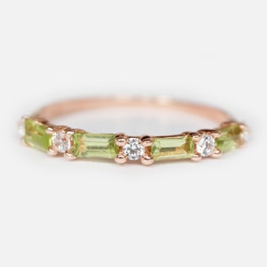 14k Rose Gold Peridot und Diamant Ring, Edelstein Band im Baguetteschliff, zierliche stapelbare Ring, August Birthstone Schmuck Geschenk für Sie