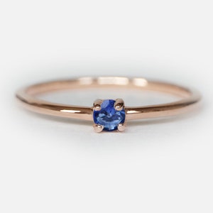 Anillo solitario de zafiro en oro rosa de 14 quilates, anillo de compromiso minimalista, anillo sencillo con piedra de nacimiento, elegante joya de piedra preciosa azul para ella.