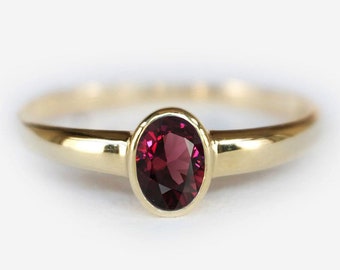 bague ovale en rhodolite, bague empilable, bague grenat rhodolite, bague rhodolite rose, pierre de naissance janvier, bague grenat rose, bague de réglage de lunette