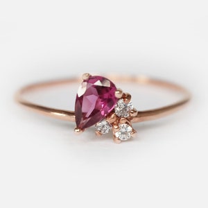 bague grenat rhodolite, bague rhodolite poire, bague fiançailles, bague délicate en or, bague en forme de poire, bague poire coupée, bague larme, rhodolite image 1