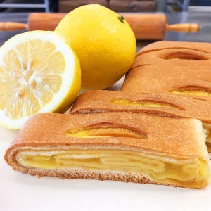 Rollo de kolachi con crema de limón
